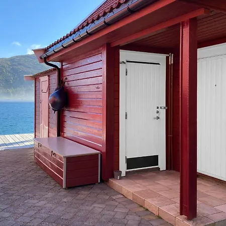 3 Bedroom Awesome In Gursken Holiday home Larsnes