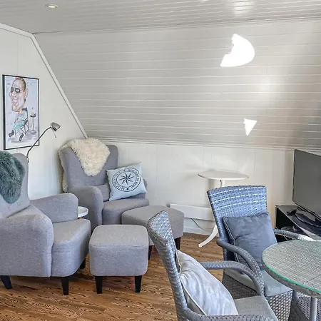 3 Bedroom Awesome In Gursken Holiday home Larsnes