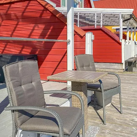 Tatil Evi Beautiful In Gursken With Harbor View Larsnes