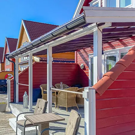 Beautiful In Gursken With Harbor View Hébergement de vacances Larsnes