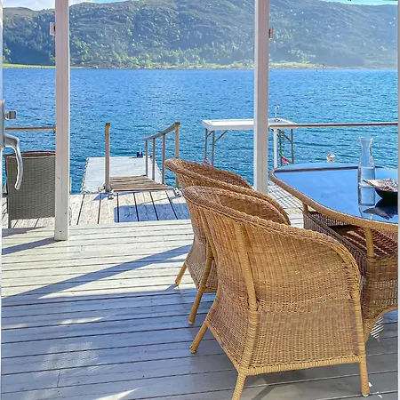 Beautiful In Gursken With Harbor View Tatil Evi Larsnes