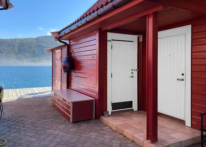 3 Bedroom Awesome In Gursken Feriehus Larsnes