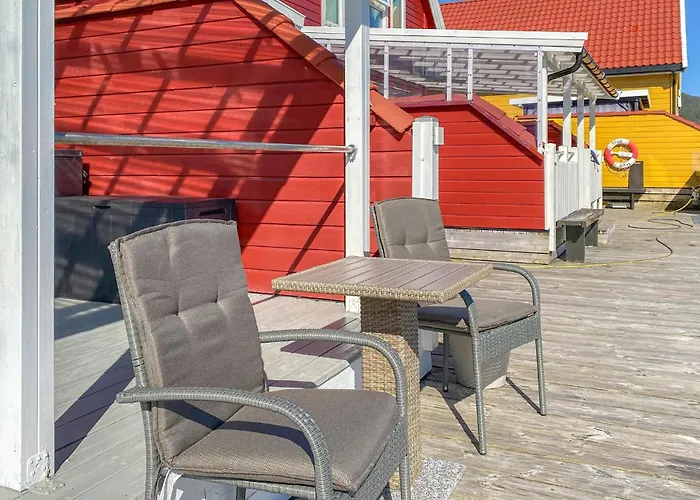 Feriehus 3 Bedroom Awesome In Gursken Larsnes