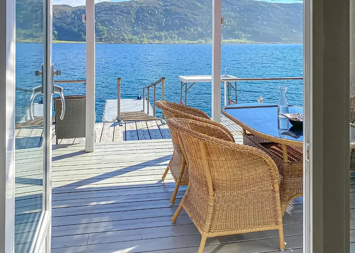 3 Bedroom Awesome In Gursken Feriehus Larsnes